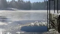 МЧС России напомнило правила купания в проруби на Крещение