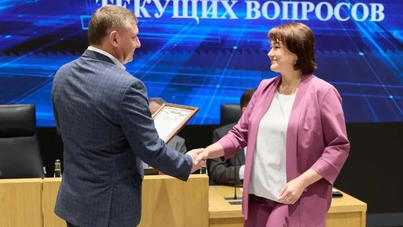 Александр Шуваев наградил глав муниципалитетов Белгородской области по итогам 2025 года