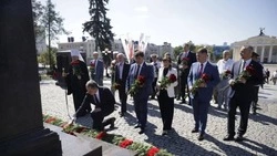 Вячеслав Гладков возложил цветы к подножию стелы «Город воинской славы»