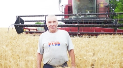 Хлебороб из Красногвардейского района Александр Белозерских за штурвалом комбайна 25 лет