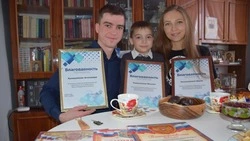 Семья Калашниковых из Бирюча  участвует  в заготовке брёвен для оборонительных сооружений