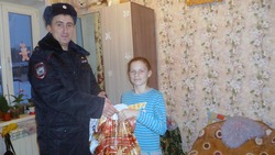 Полицейский Дед мороз поздравил детей в Красногвардейском районе