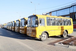 Две школы Красногвардейского района получили новые автобусы
