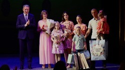 Вячеслав Гладков наградил 20 многодетных жительниц региона почётным знаком «Материнская слава»
