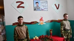 Памятную мемориальную доску в честь участника СВО открыли в школе Красногвардейского села Марьевка 