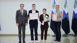 Вячеслав Гладков вручил очередные губернаторские стипендии лучшим школьникам по двум номинациям 
