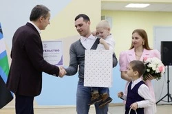Вячеслав Гладков передал 23 молодым семьям сертификаты на приобретение или строительство жилья
