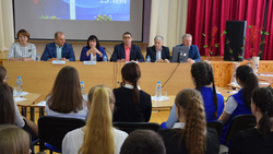 Встреча старшеклассников и представителей власти прошла в Бирюче