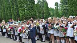 Игорь Бровченко принял участие в празднике последнего звонка в Весёловской школе