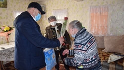 Игорь Бровченко поздравил с 90-летием жительницу красногвардейского села Малобыково