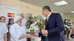 Вячеслав Гладков поздравил сотрудниц госпиталя с наступающим праздником 8 Марта