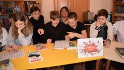 Литературно-дискуссионный клуб для подростков продолжил работу в библиотеке города Бирюч