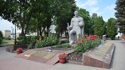 Жители Бирюча почтили память солдат Великой Отечественной войны