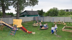 Инициативные жители Бирюча построили новую детскую площадку