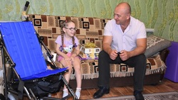 Глава администрации Красногвардейского района вручил подарок юной жительнице Никитовки