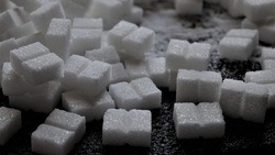 Власти РФ зафиксировали рост спроса на сахар со стороны промышленных потребителей и оптовых компаний