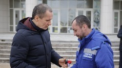 Вячеслав Гладков передал медработникам ключи от новых автомобилей скорой помощи 