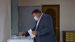 Председатель Муниципального совета Красногвардейского района проголосовал одним из первых