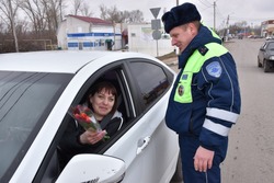 Женщины-водители получили цветы от красногвардейских сотрудников ГИБДД