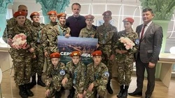 Вячеслав Гладков вручил сертификат кадетам Засосенской школы Красногвардейского района