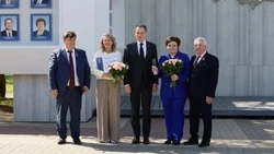 Вячеслав Гладков вручил памятные свидетельства на открытии обновлённой Аллеи Трудовой Славы