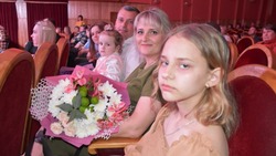 Анна Куташова вручила шесть почётных знаков многодетным матерям Красногвардейского района