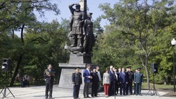 Вячеслав Гладков вместе с ветеранами службы и жителями открыли памятник пограничникам
