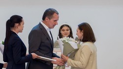 Вячеслав Гладков принял участие в награждении стобалльников 