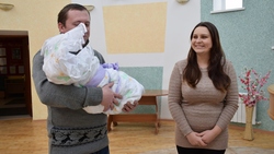 Власти поздравили семью Соколовых из Ливенки с рождением ребёнка