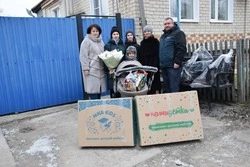 Власти вручили новую коляску «королевской» двойне из Бирюча