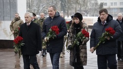 Вячеслав Гладков почтил память защищающих Родину военнослужащих 