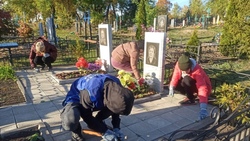 Волонтёры провели акцию по благоустройству кладбища в Бирюче