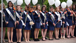 Власти Красногвардейского района поздравили выпускников школ