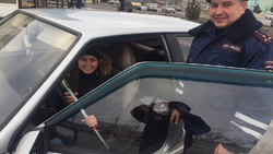 Красногвардейские полицейские поздравили женщин-водителей с 8 Марта