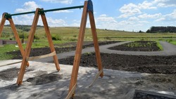 Строительство детской площадки в красногвардейском Весёлом подходит к завершению