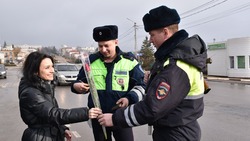 Красногвардейские полицейские поздравили женщин-водителей 