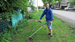 Волонтёр из красногвардейского села Никитовка покосил траву возле домов земляков