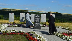 Красногвардейские власти торжественно открыли памятник в селе Красное