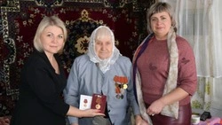 Власти Красногвардейского района приступили к вручению юбилейных медалей к 80-летию Победы 