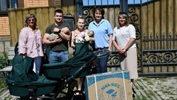 Супруги Майковские из Бирюча получили коляску-трансформер для двоих малышей