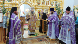 Епископ Валуйский и Алексеевский Савва совершил божественную литургию в Покровском соборе