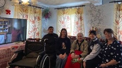 Волонтёры победы из Красногвардейского района  вручили ветерану специальную коляску