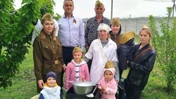 Павел Брежнев из Бирюча организовал стол с солдатской кашей для многодетных семей