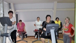 На тренажёрах — пенсионеры и молодёжь. Их объединил здоровый образ жизни и спорт