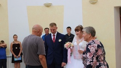Супруги-юбиляры Рябовы из Красногвардейского района поздравили молодожёнов Квиткиных