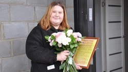 Глава Красногвардейского мунокруга Галина Руденко вручила ключи от квартир детям-сиротам