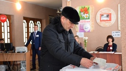 Глава администрации района проголосовал одним из первых