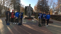 Красногвардейские «Волонтёры Победы» провели субботник по благоустройству памятных мест
